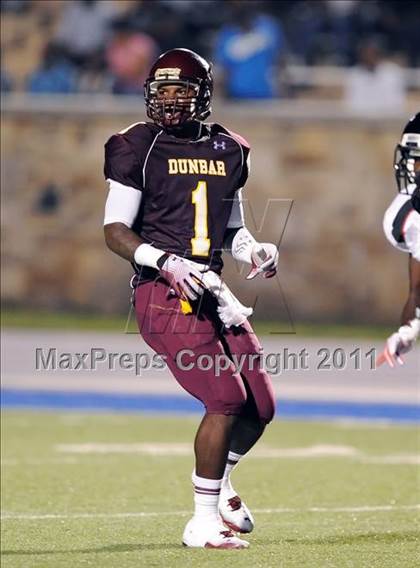 Thumbnail 2 in Baltimore Dunbar vs. Washington Dunbar (I-95 Kickoff Classic) photogallery.