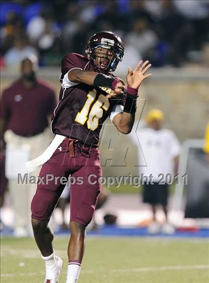 Thumbnail 2 in Baltimore Dunbar vs. Washington Dunbar (I-95 Kickoff Classic) photogallery.