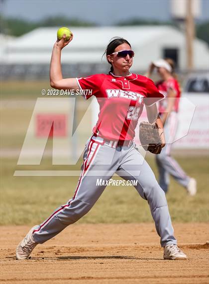 Thumbnail 2 in Edgewood-Colesburg vs Davenport West (West Delaware Invitational) photogallery.