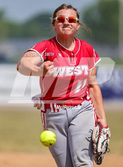 Thumbnail 3 in Edgewood-Colesburg vs Davenport West (West Delaware Invitational) photogallery.