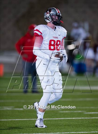 Thumbnail 1 in Belton vs Rowlett (UIL 6A Bi-District Playoff) photogallery.