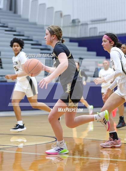 Thumbnail 3 in Martin vs. Rider (Weatherford Raising Cane Christmas Classic) photogallery.