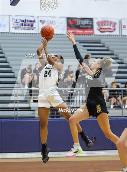 Thumbnail 2 in Martin vs. Rider (Weatherford Raising Cane Christmas Classic) photogallery.