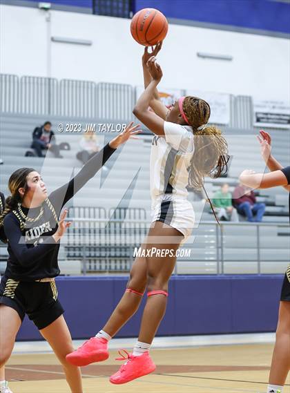 Thumbnail 3 in Martin vs. Rider (Weatherford Raising Cane Christmas Classic) photogallery.
