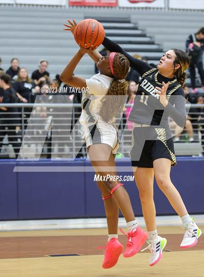 Thumbnail 2 in Martin vs. Rider (Weatherford Raising Cane Christmas Classic) photogallery.