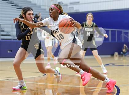 Thumbnail 1 in Martin vs. Rider (Weatherford Raising Cane Christmas Classic) photogallery.