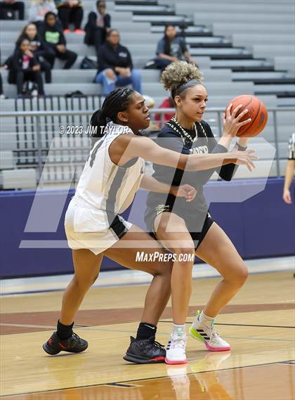 Thumbnail 3 in Martin vs. Rider (Weatherford Raising Cane Christmas Classic) photogallery.
