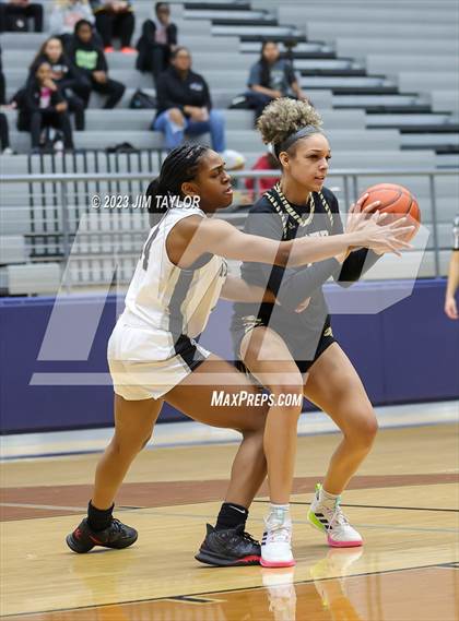 Thumbnail 2 in Martin vs. Rider (Weatherford Raising Cane Christmas Classic) photogallery.