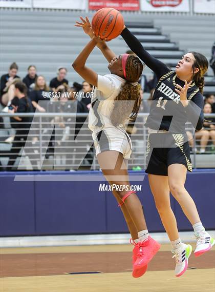 Thumbnail 3 in Martin vs. Rider (Weatherford Raising Cane Christmas Classic) photogallery.