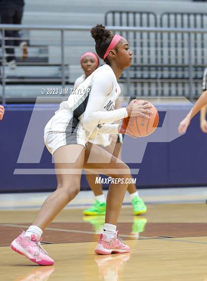 Thumbnail 3 in Martin vs. Rider (Weatherford Raising Cane Christmas Classic) photogallery.
