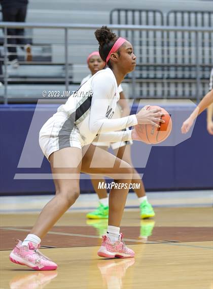 Thumbnail 2 in Martin vs. Rider (Weatherford Raising Cane Christmas Classic) photogallery.