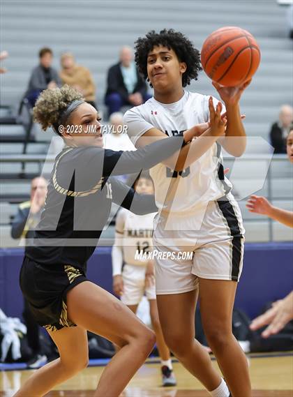 Thumbnail 3 in Martin vs. Rider (Weatherford Raising Cane Christmas Classic) photogallery.