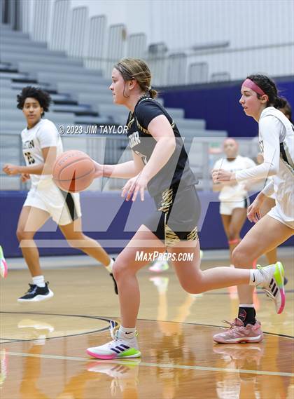 Thumbnail 2 in Martin vs. Rider (Weatherford Raising Cane Christmas Classic) photogallery.
