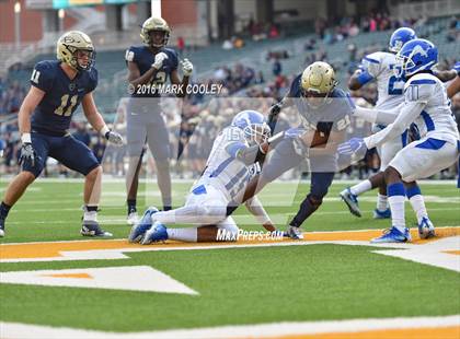 Thumbnail 2 in Klein Collins vs. Tyler (UIL 6A Regional Playoff) photogallery.