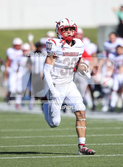 Thumbnail 1 in Heights vs. Memorial (UIL 6A D2 Bi-District Playoff) photogallery.