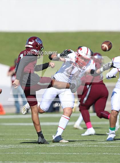 Thumbnail 3 in Heights vs. Memorial (UIL 6A D2 Bi-District Playoff) photogallery.