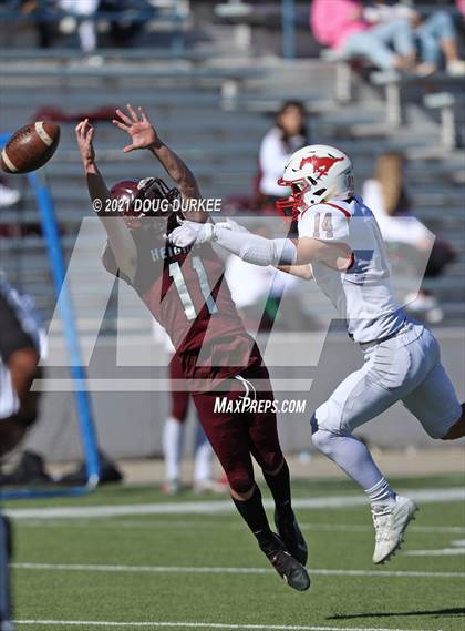 Thumbnail 3 in Heights vs. Memorial (UIL 6A D2 Bi-District Playoff) photogallery.