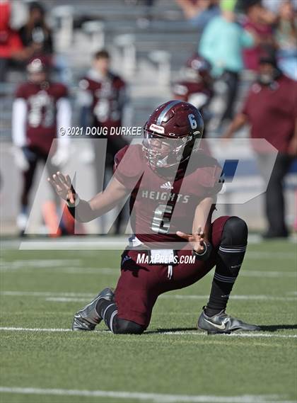 Thumbnail 3 in Heights vs. Memorial (UIL 6A D2 Bi-District Playoff) photogallery.