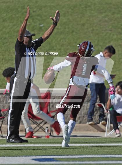 Thumbnail 1 in Heights vs. Memorial (UIL 6A D2 Bi-District Playoff) photogallery.