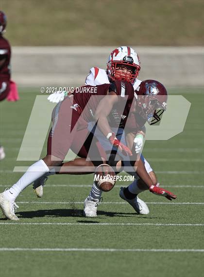 Thumbnail 2 in Heights vs. Memorial (UIL 6A D2 Bi-District Playoff) photogallery.