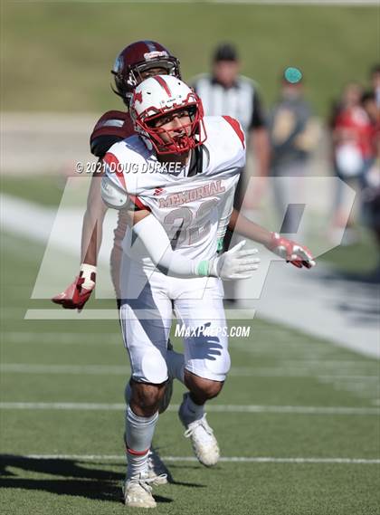 Thumbnail 1 in Heights vs. Memorial (UIL 6A D2 Bi-District Playoff) photogallery.