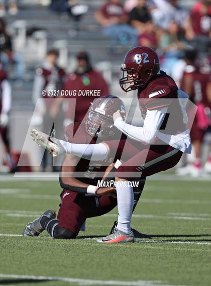 Thumbnail 1 in Heights vs. Memorial (UIL 6A D2 Bi-District Playoff) photogallery.