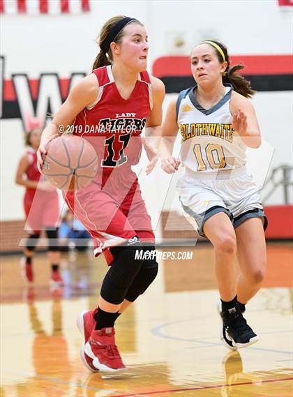 Thumbnail 3 in Goldthwaite vs. Electra (UIL 2A Bi-District Playoff) photogallery.