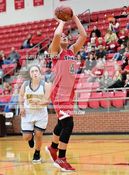 Thumbnail 3 in Goldthwaite vs. Electra (UIL 2A Bi-District Playoff) photogallery.