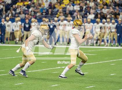 Thumbnail 2 in Fort Wayne Bishop Dwenger vs Evansville Central (IHSAA 4A Final) photogallery.