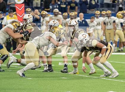 Thumbnail 2 in Fort Wayne Bishop Dwenger vs Evansville Central (IHSAA 4A Final) photogallery.