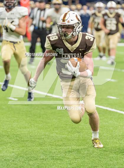 Thumbnail 3 in Fort Wayne Bishop Dwenger vs Evansville Central (IHSAA 4A Final) photogallery.