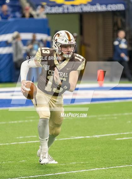 Thumbnail 2 in Fort Wayne Bishop Dwenger vs Evansville Central (IHSAA 4A Final) photogallery.