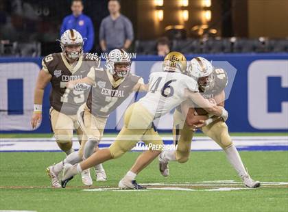 Thumbnail 2 in Fort Wayne Bishop Dwenger vs Evansville Central (IHSAA 4A Final) photogallery.