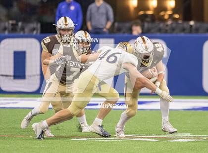 Thumbnail 1 in Fort Wayne Bishop Dwenger vs Evansville Central (IHSAA 4A Final) photogallery.