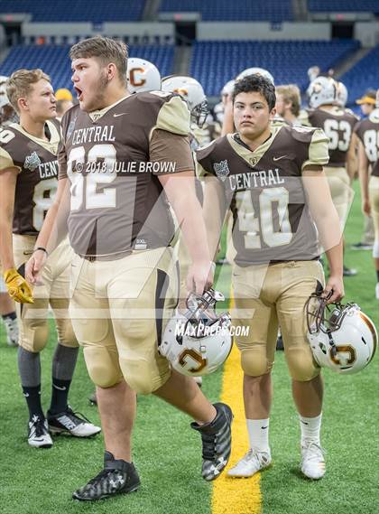 Thumbnail 3 in Fort Wayne Bishop Dwenger vs Evansville Central (IHSAA 4A Final) photogallery.