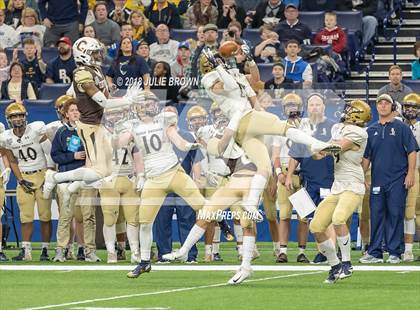 Thumbnail 2 in Fort Wayne Bishop Dwenger vs Evansville Central (IHSAA 4A Final) photogallery.