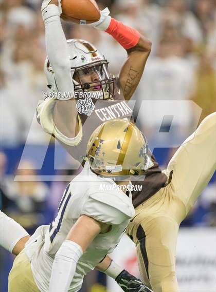 Thumbnail 1 in Fort Wayne Bishop Dwenger vs Evansville Central (IHSAA 4A Final) photogallery.