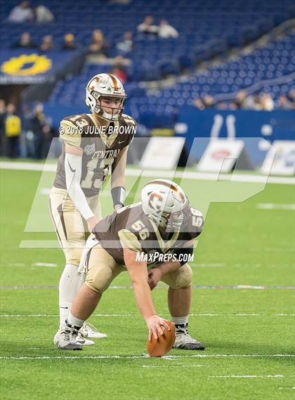 Thumbnail 3 in Fort Wayne Bishop Dwenger vs Evansville Central (IHSAA 4A Final) photogallery.