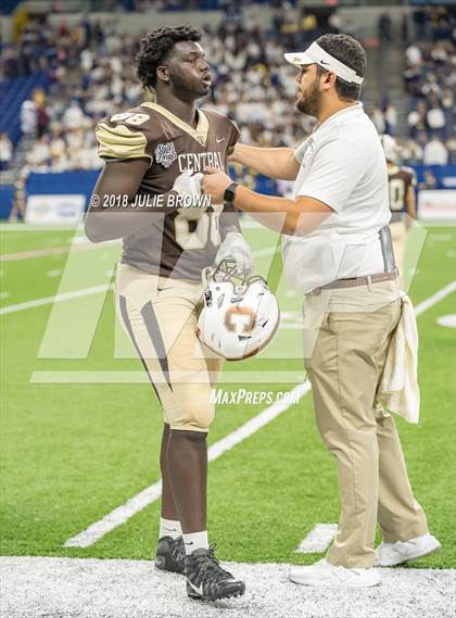 Thumbnail 3 in Fort Wayne Bishop Dwenger vs Evansville Central (IHSAA 4A Final) photogallery.