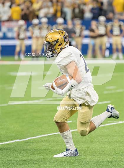 Thumbnail 3 in Fort Wayne Bishop Dwenger vs Evansville Central (IHSAA 4A Final) photogallery.