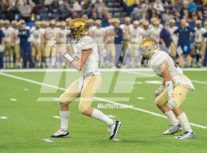 Thumbnail 3 in Fort Wayne Bishop Dwenger vs Evansville Central (IHSAA 4A Final) photogallery.
