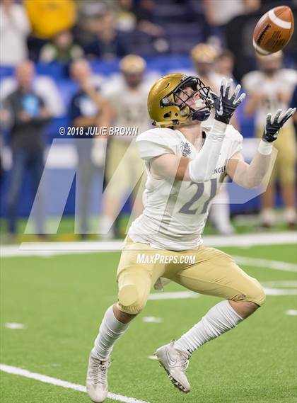 Thumbnail 3 in Fort Wayne Bishop Dwenger vs Evansville Central (IHSAA 4A Final) photogallery.