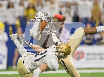 Thumbnail 2 in Fort Wayne Bishop Dwenger vs Evansville Central (IHSAA 4A Final) photogallery.