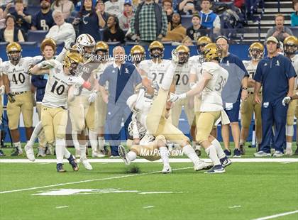 Thumbnail 2 in Fort Wayne Bishop Dwenger vs Evansville Central (IHSAA 4A Final) photogallery.