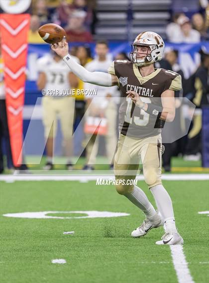 Thumbnail 1 in Fort Wayne Bishop Dwenger vs Evansville Central (IHSAA 4A Final) photogallery.