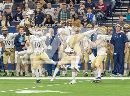 Thumbnail 3 in Fort Wayne Bishop Dwenger vs Evansville Central (IHSAA 4A Final) photogallery.
