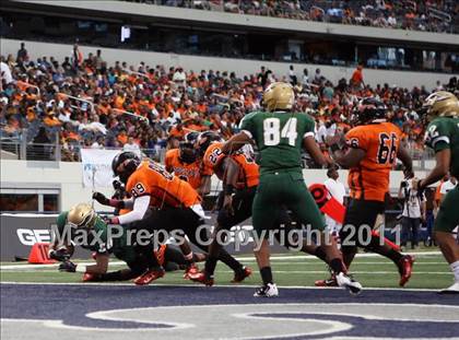 Thumbnail 3 in DeSoto vs. Douglass (Kirk Herbstreit National Kickoff Classic) photogallery.