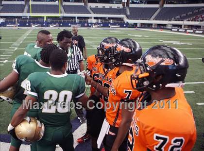 Thumbnail 3 in DeSoto vs. Douglass (Kirk Herbstreit National Kickoff Classic) photogallery.