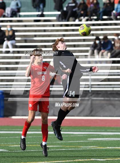 Thumbnail 3 in Lincoln vs. Jesuit (OSAA 6A Quarterfinal) photogallery.