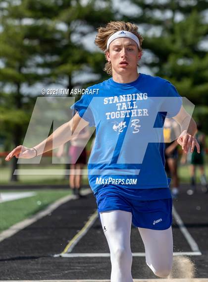 Thumbnail 2 in IHSAA East Central Track & Field Sectional photogallery.